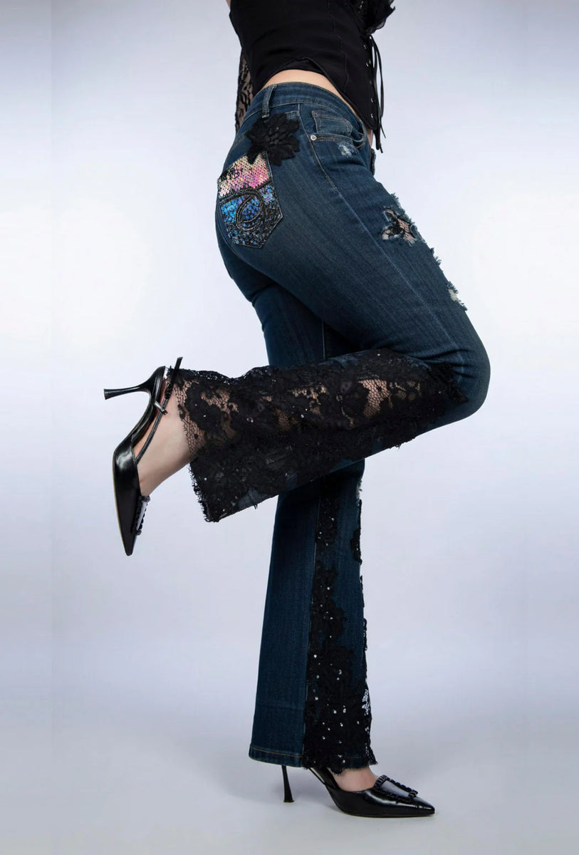 Jeans mit ausgestelltem Bein und Spitzenapplikationen