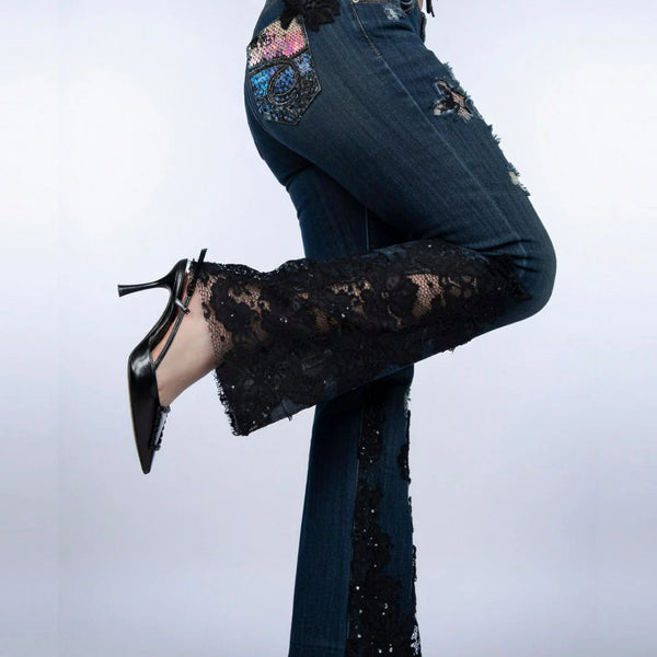 Jeans mit ausgestelltem Bein und Spitzenapplikationen