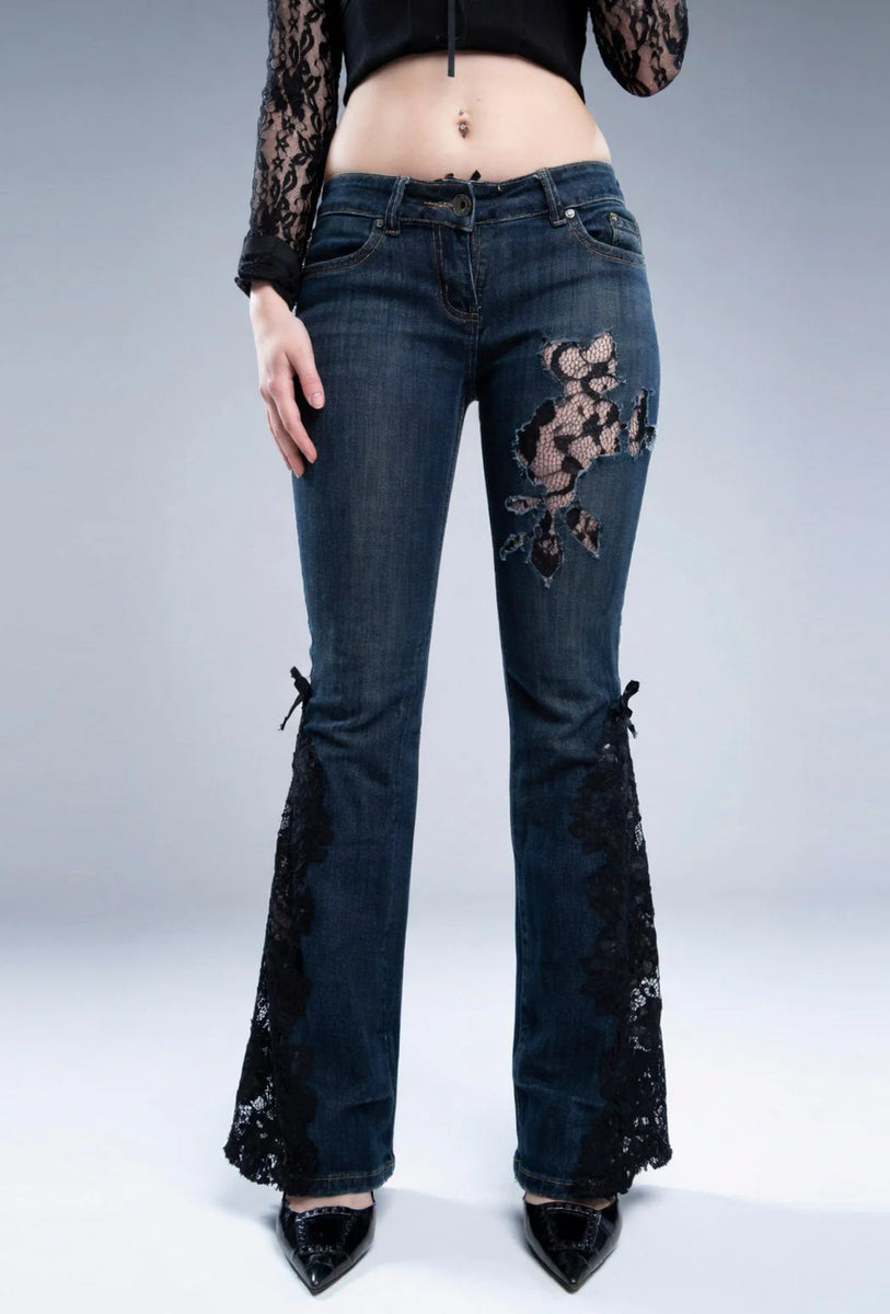 Jeans mit ausgestelltem Bein und Spitzenapplikationen