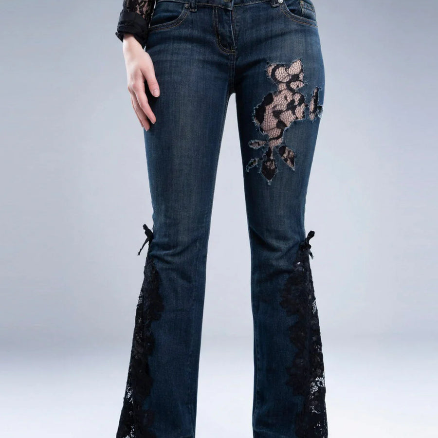 Jeans mit ausgestelltem Bein und Spitzenapplikationen