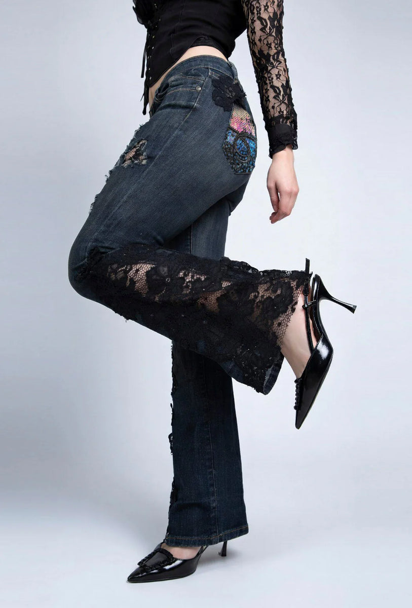 Jeans mit ausgestelltem Bein und Spitzenapplikationen