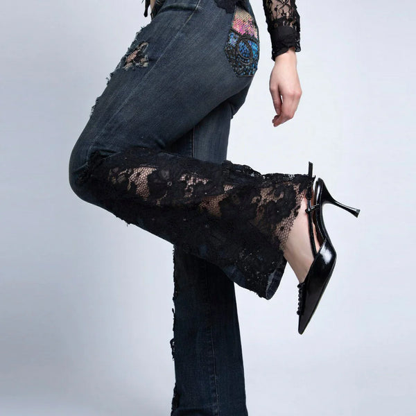 Jeans mit ausgestelltem Bein und Spitzenapplikationen