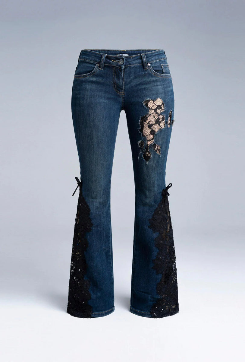 Jeans mit ausgestelltem Bein und Spitzenapplikationen