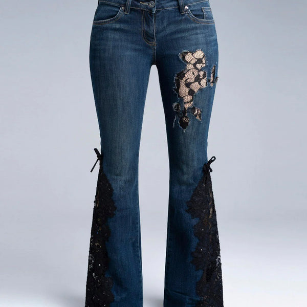 Jeans mit ausgestelltem Bein und Spitzenapplikationen