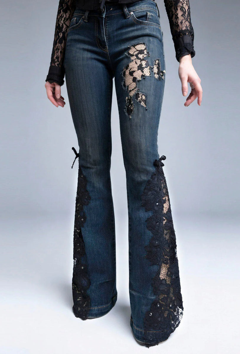 Jeans mit ausgestelltem Bein und Spitzenapplikationen